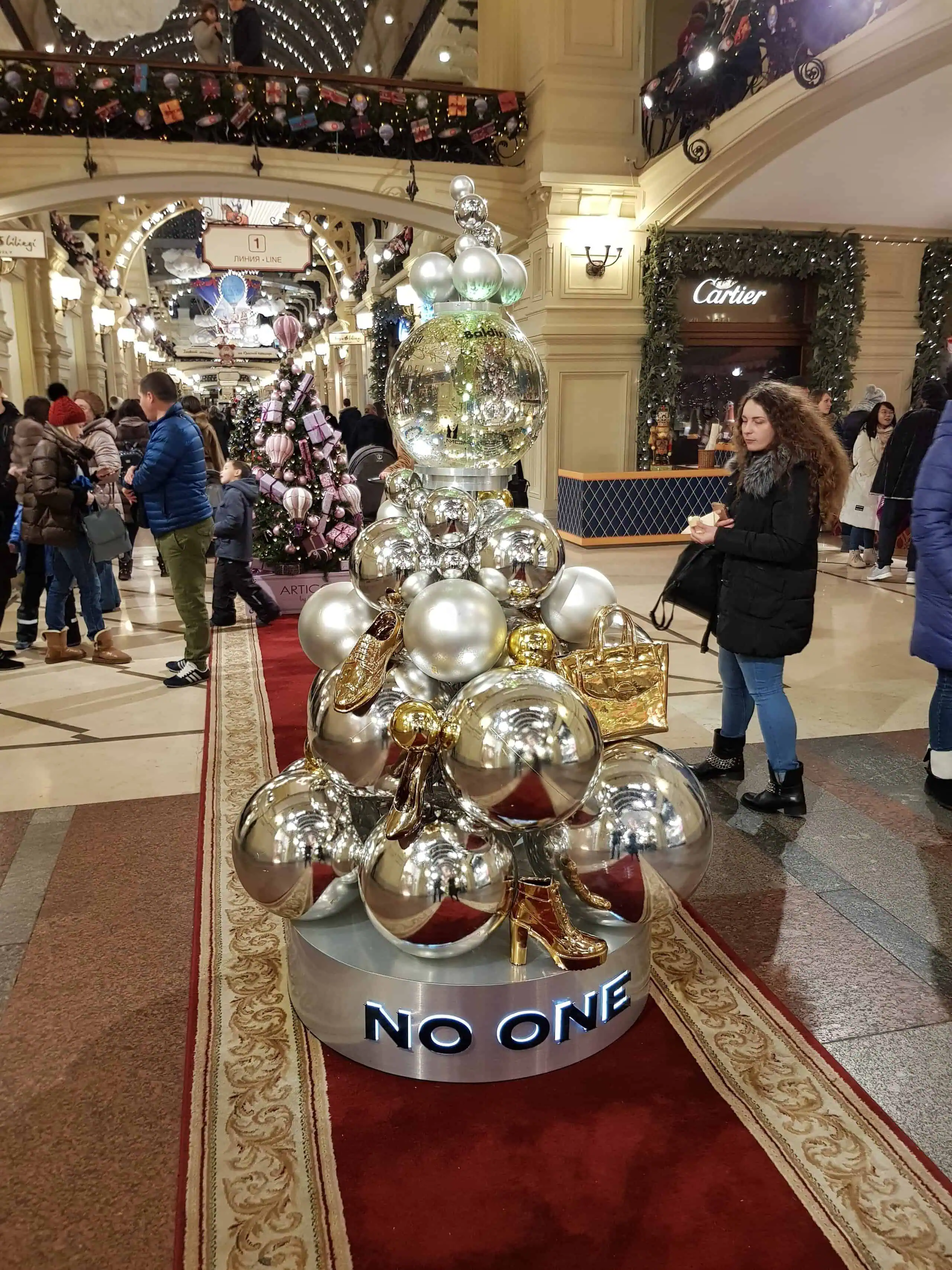 Стеклянная елка марки No One