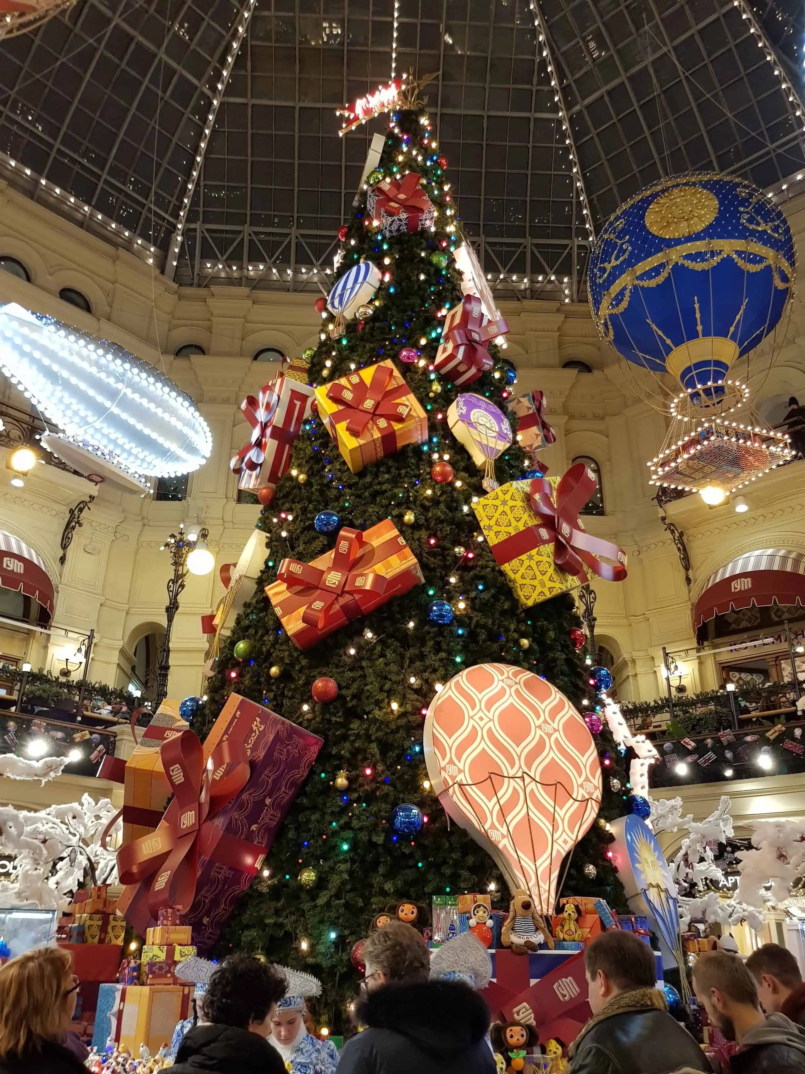 Главная елка ГУМа располагается над фонтаном