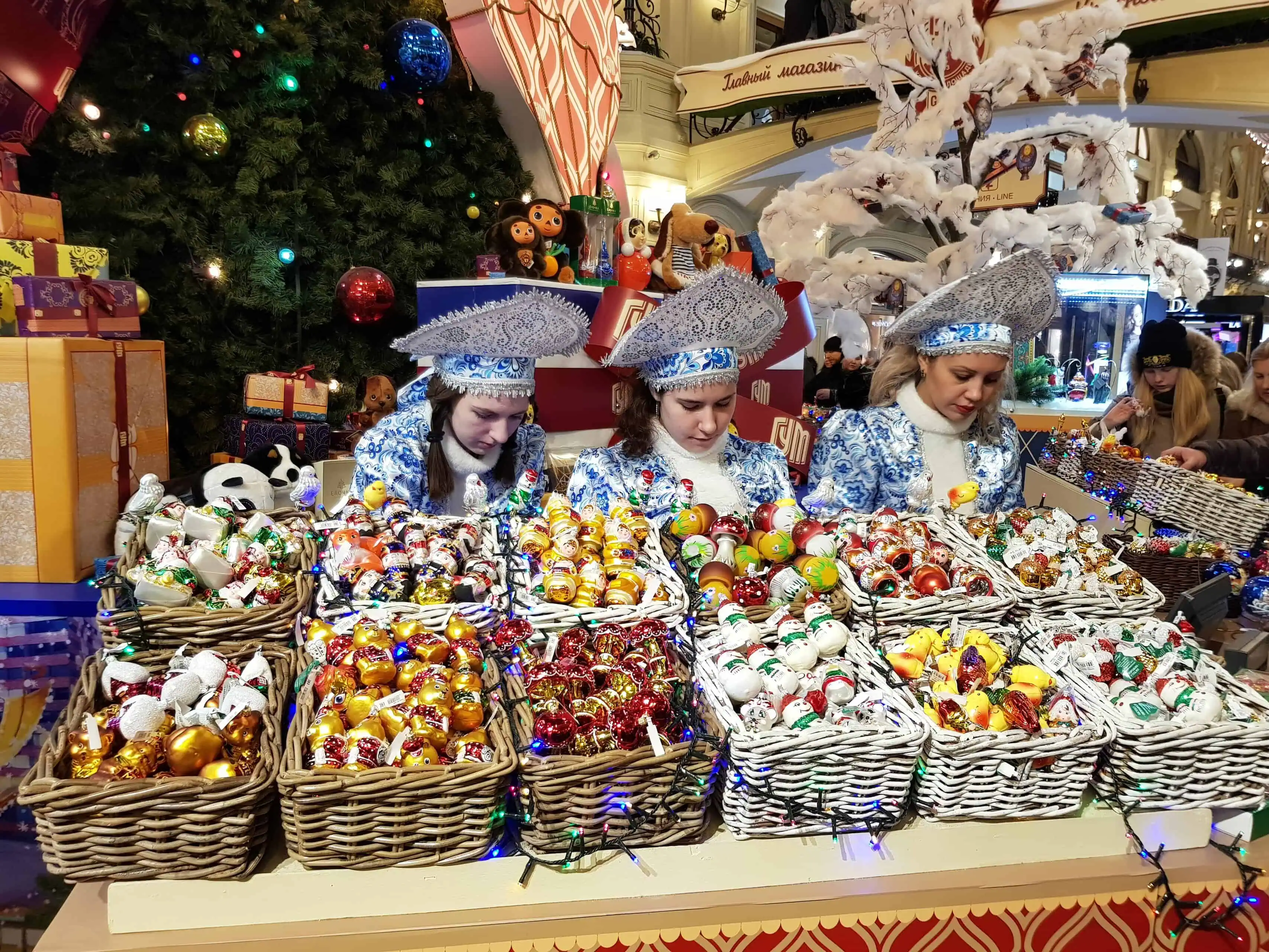 Три снегурочки около главной новогодней елки ГУМа