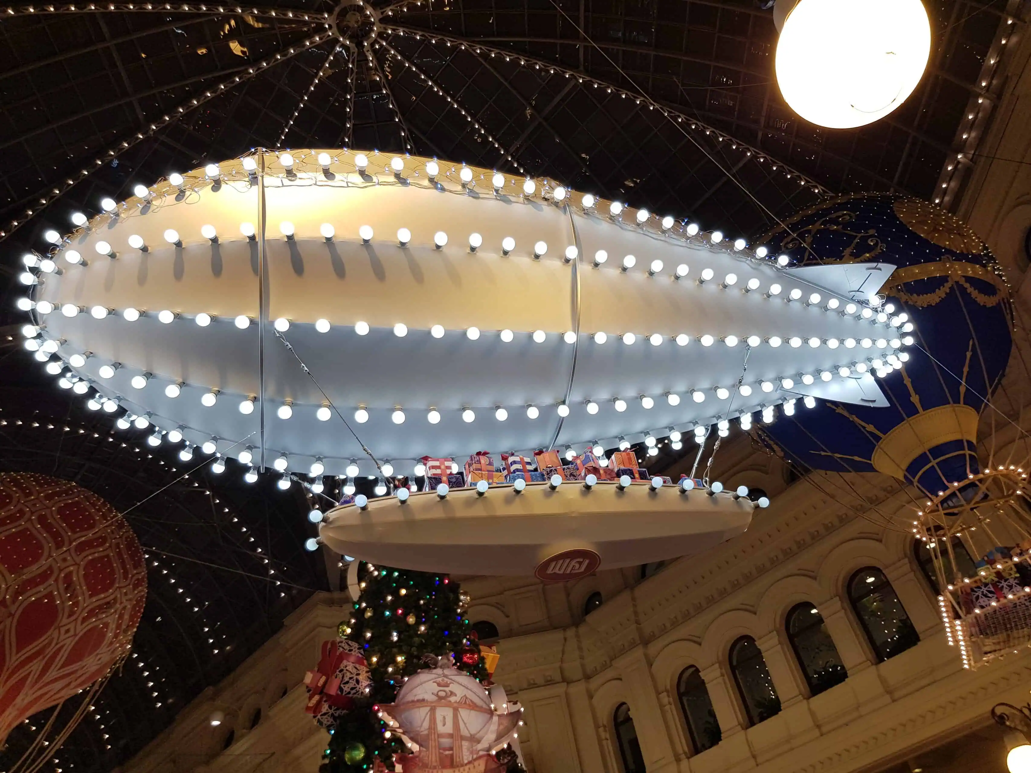 Цеппелин в "небе" ГУМа