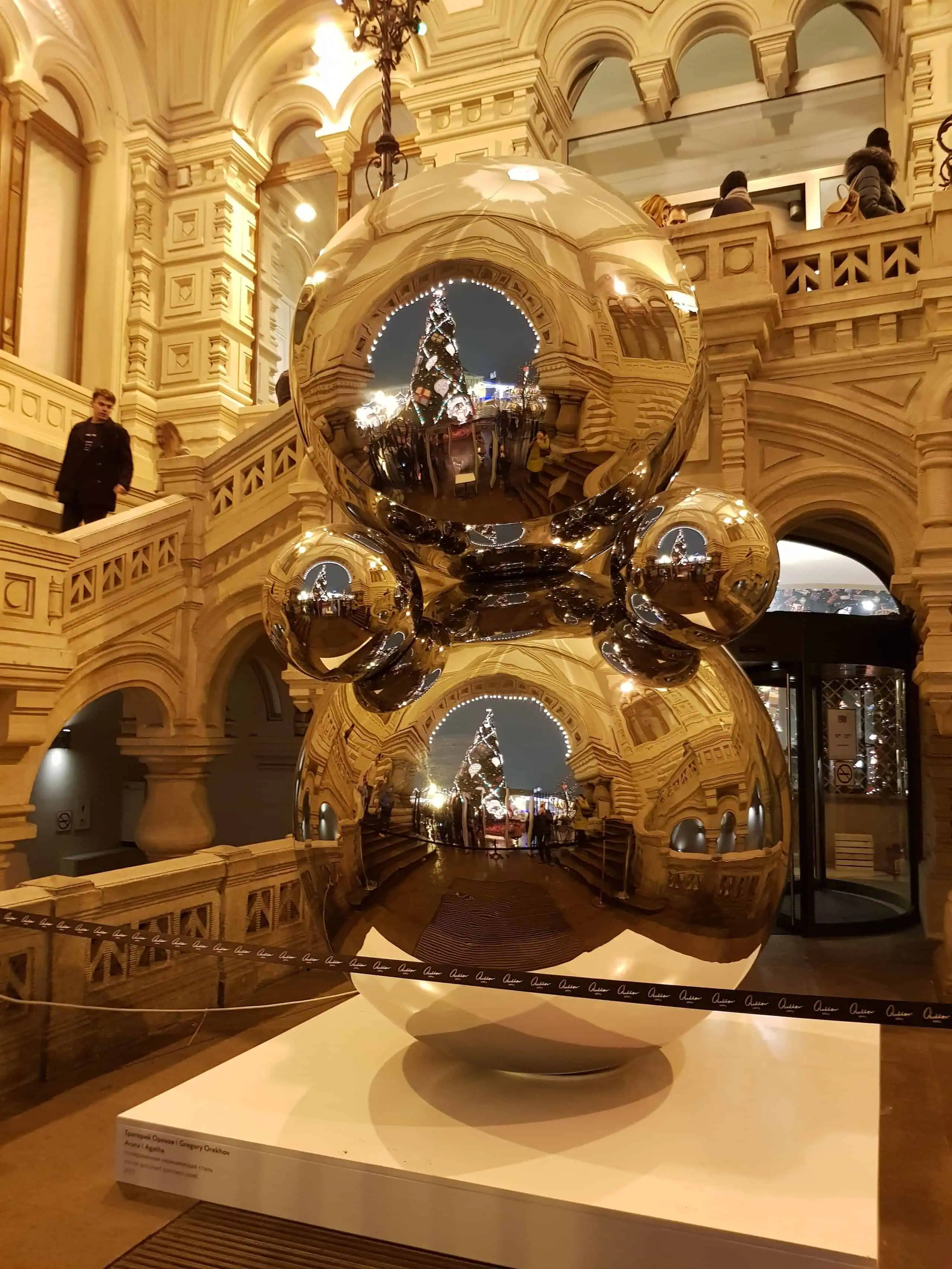 Зеркальная Ванька-встанька громадного размера расположена у центрального входа в ГУМ со стороны Красной площади