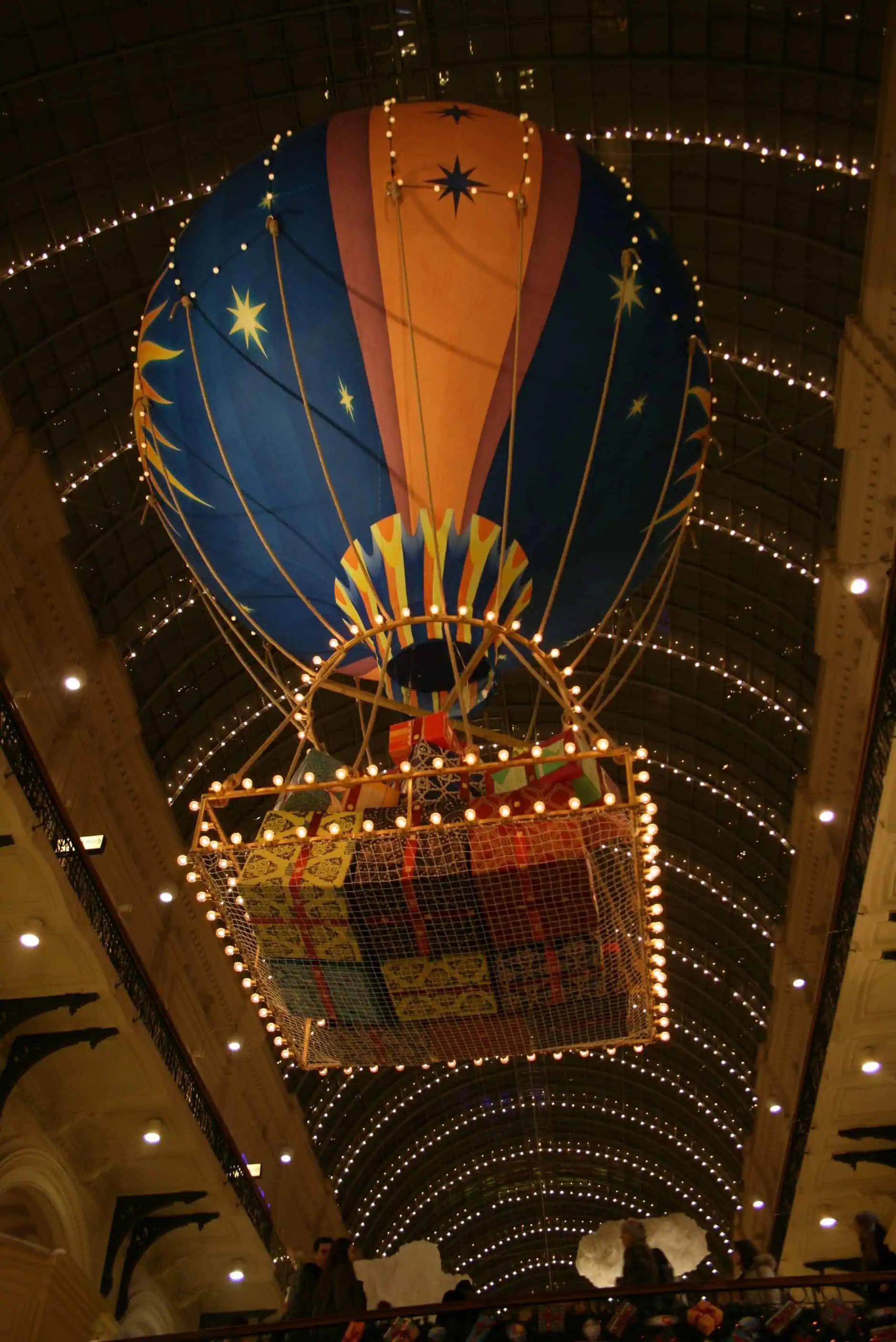 Дирижабль в ГУМе