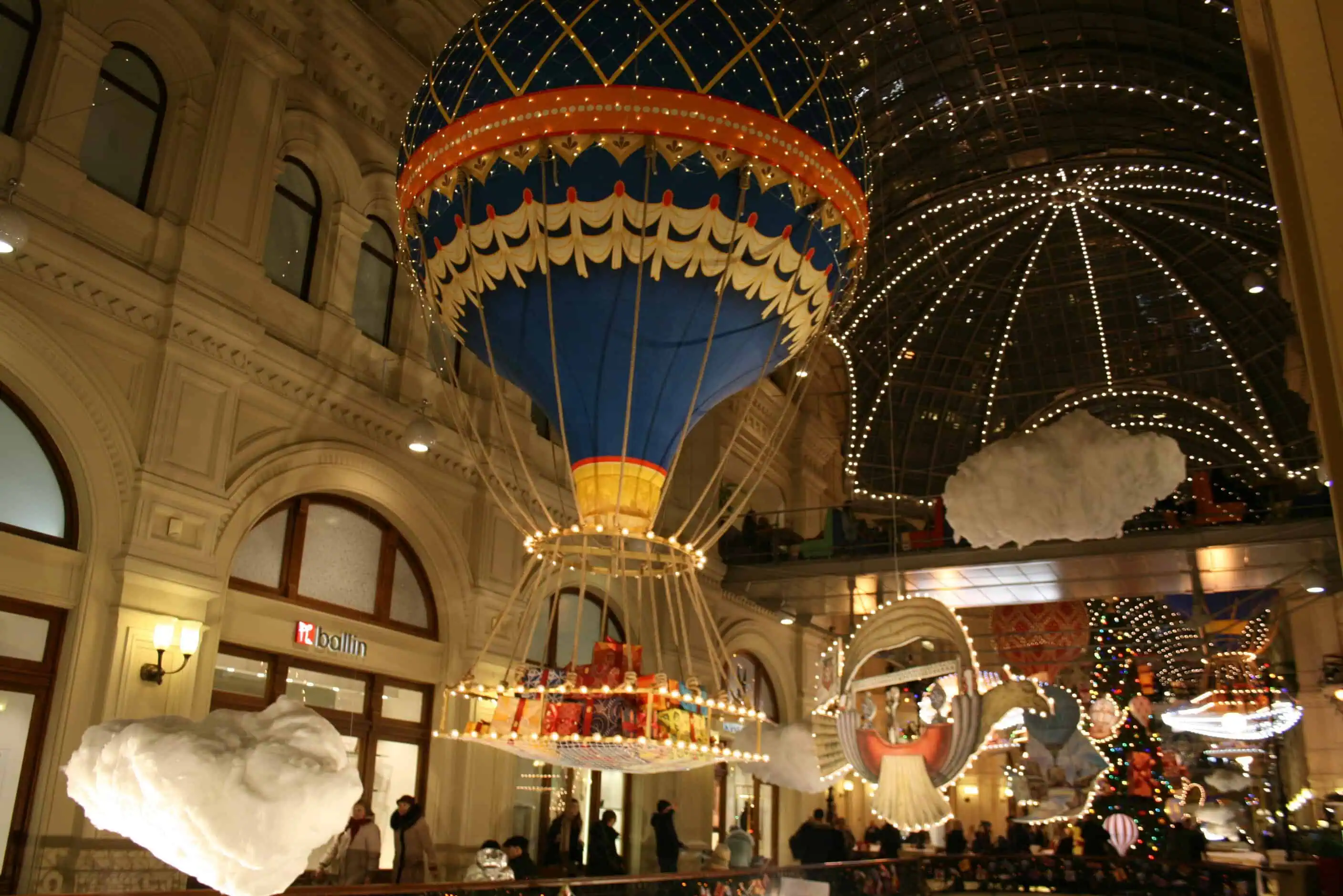 Дирижабль в ГУМе