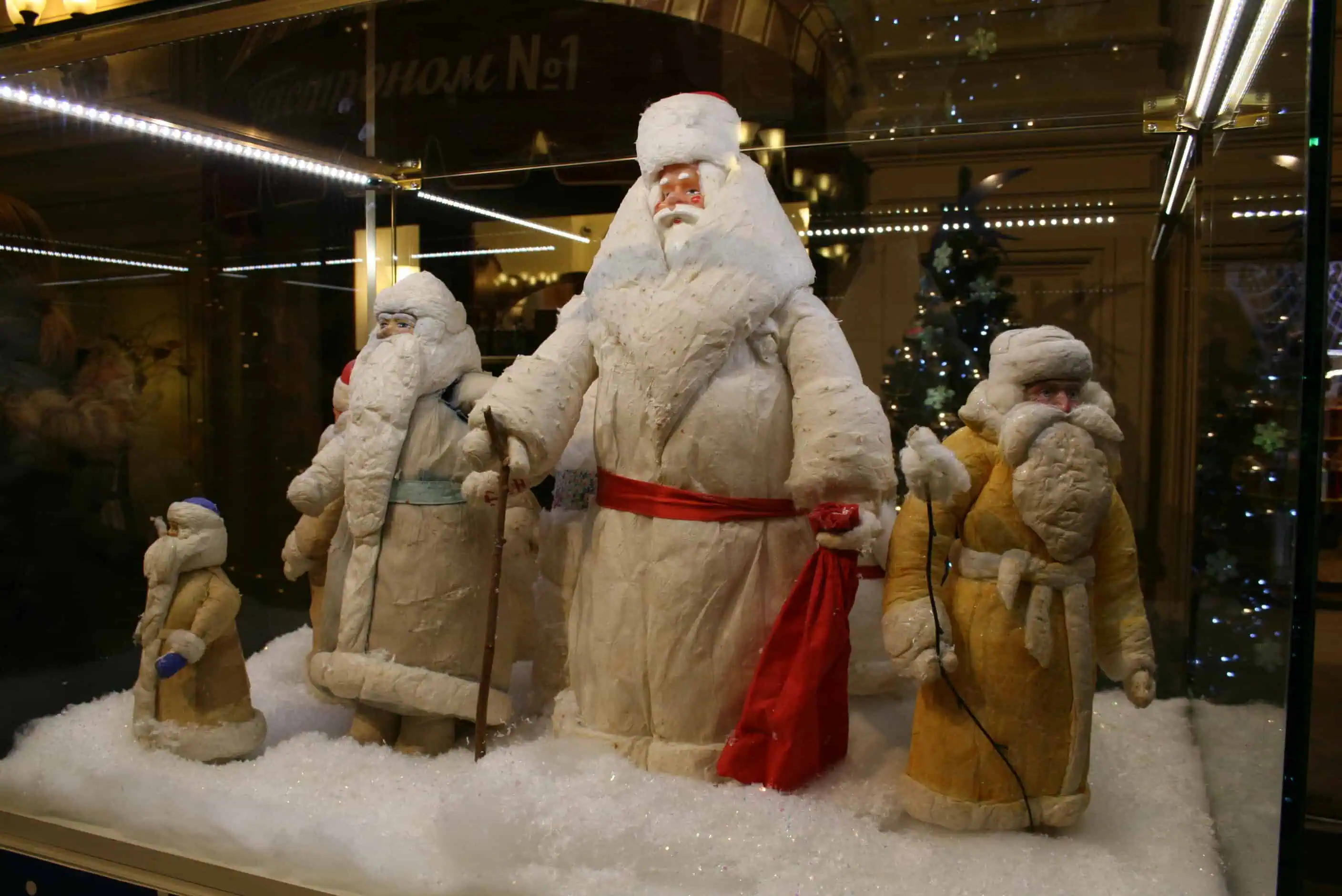 Аллея игрушечных Дедов Морозов и Снегурочек из советского времени. Коллекция Александра Олешко