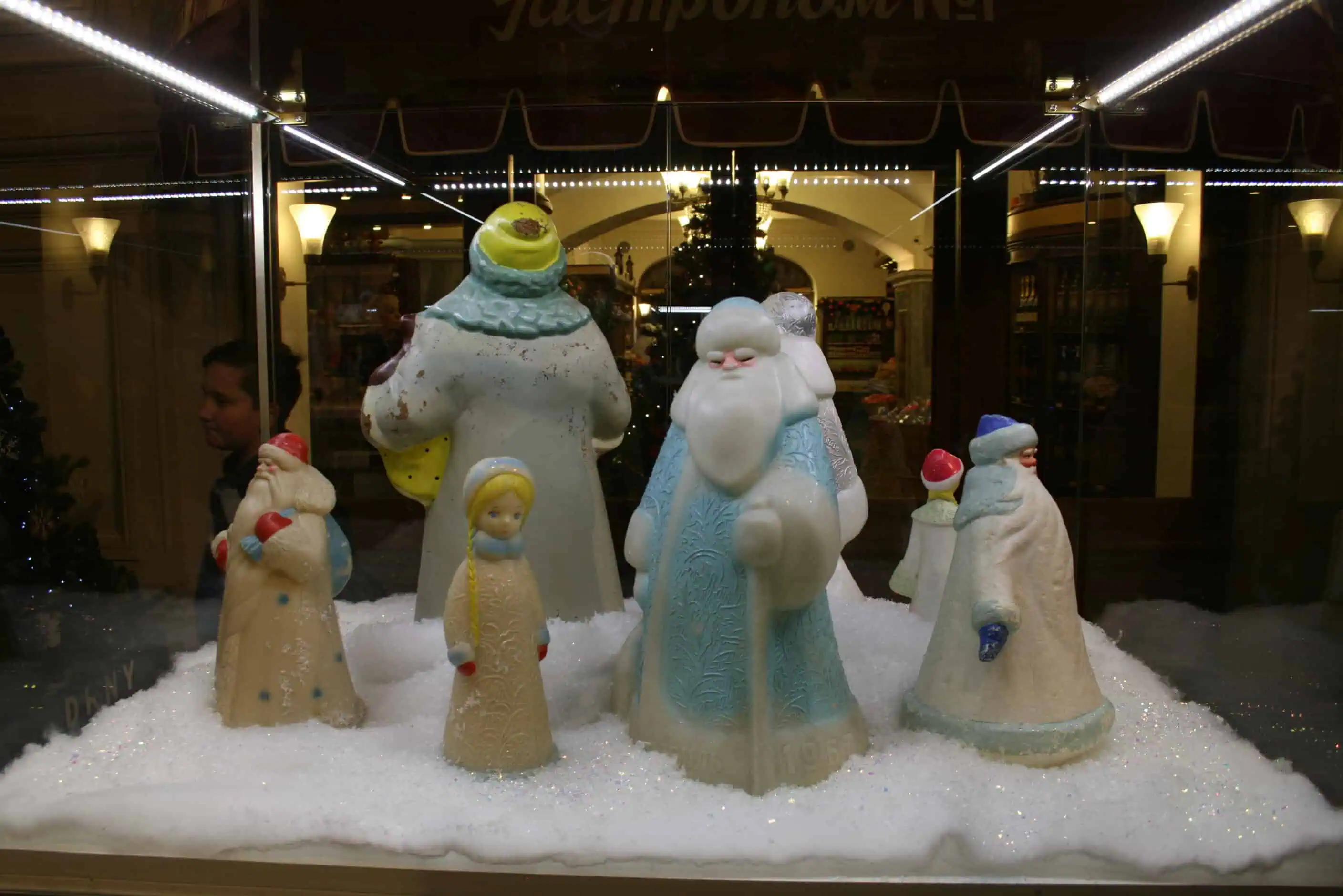 Аллея игрушечных Дедов Морозов и Снегурочек из советского времени. Коллекция Александра Олешко