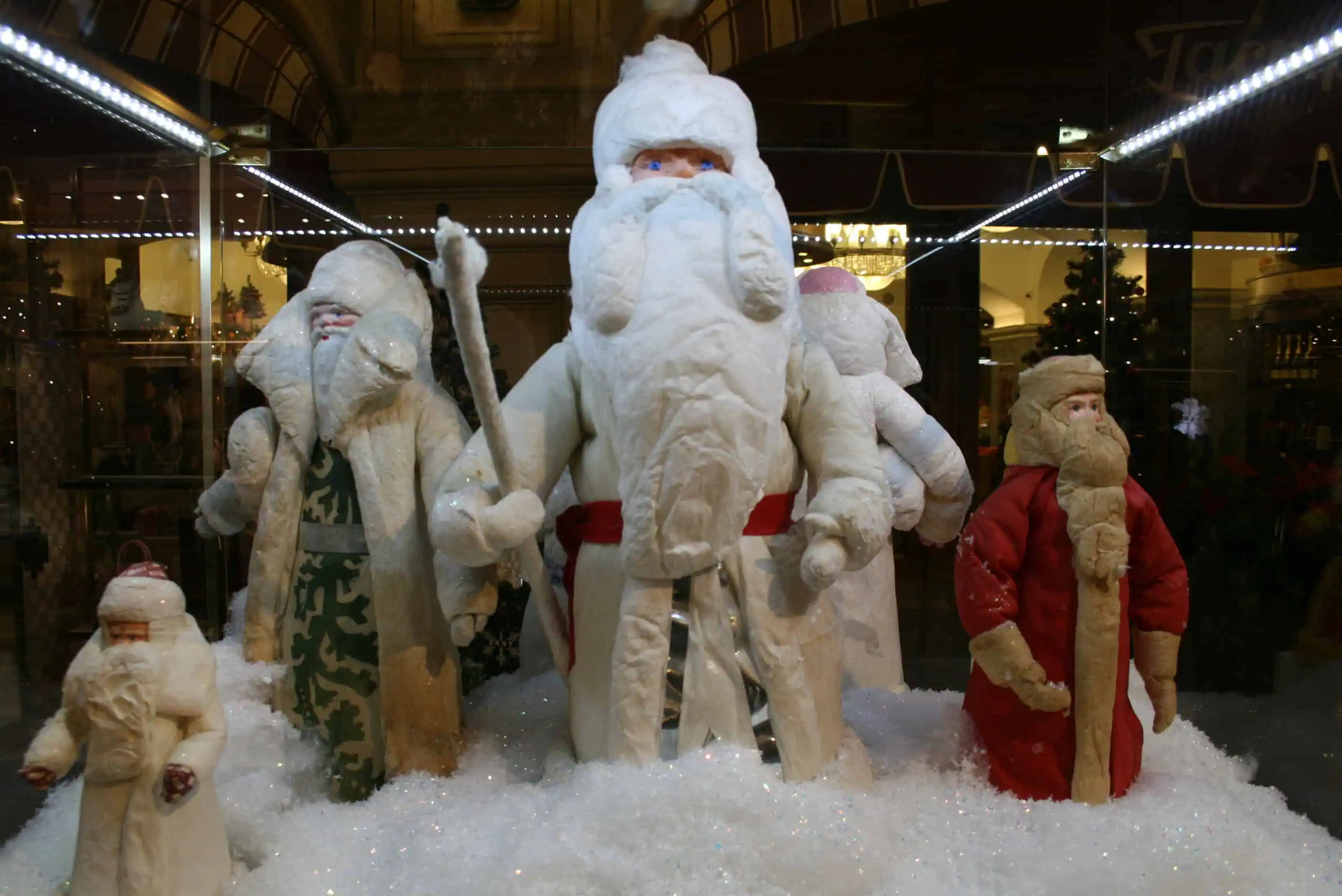 Аллея игрушечных Дедов Морозов и Снегурочек из советского времени. Коллекция Александра Олешко