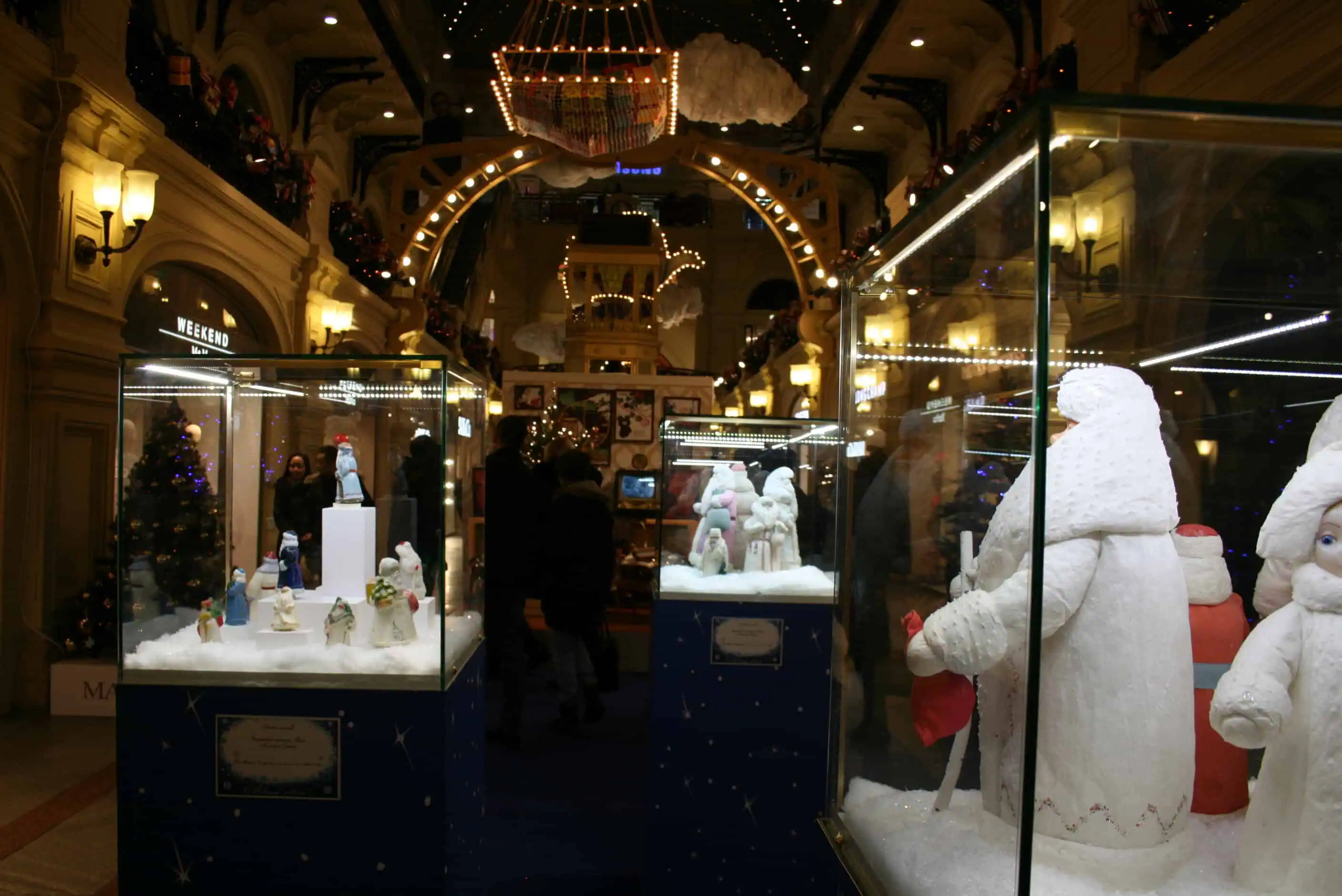 Аллея игрушечных Дедов Морозов и Снегурочек из советского времени. Коллекция Александра Олешко