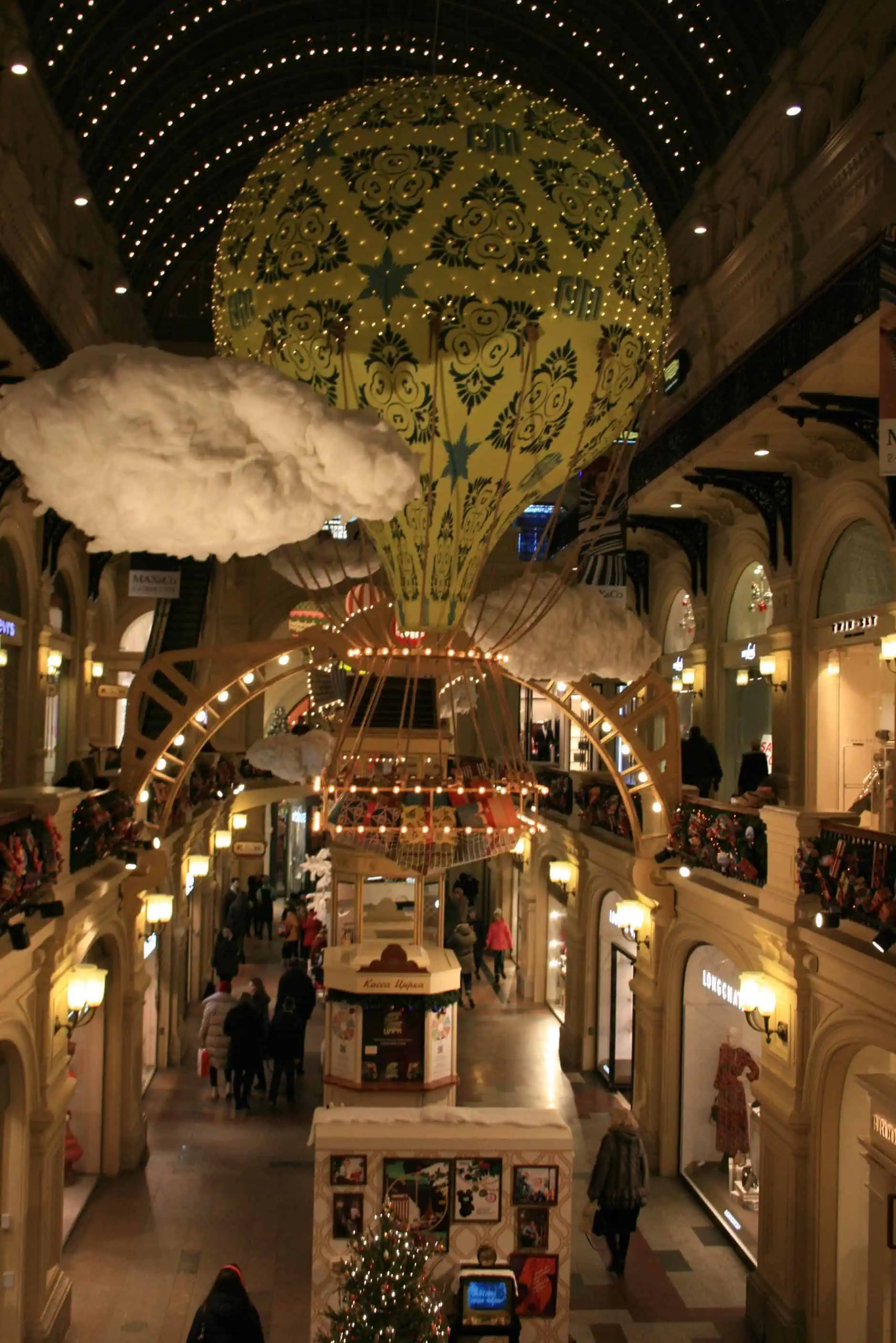 Дирижабль в ГУМе