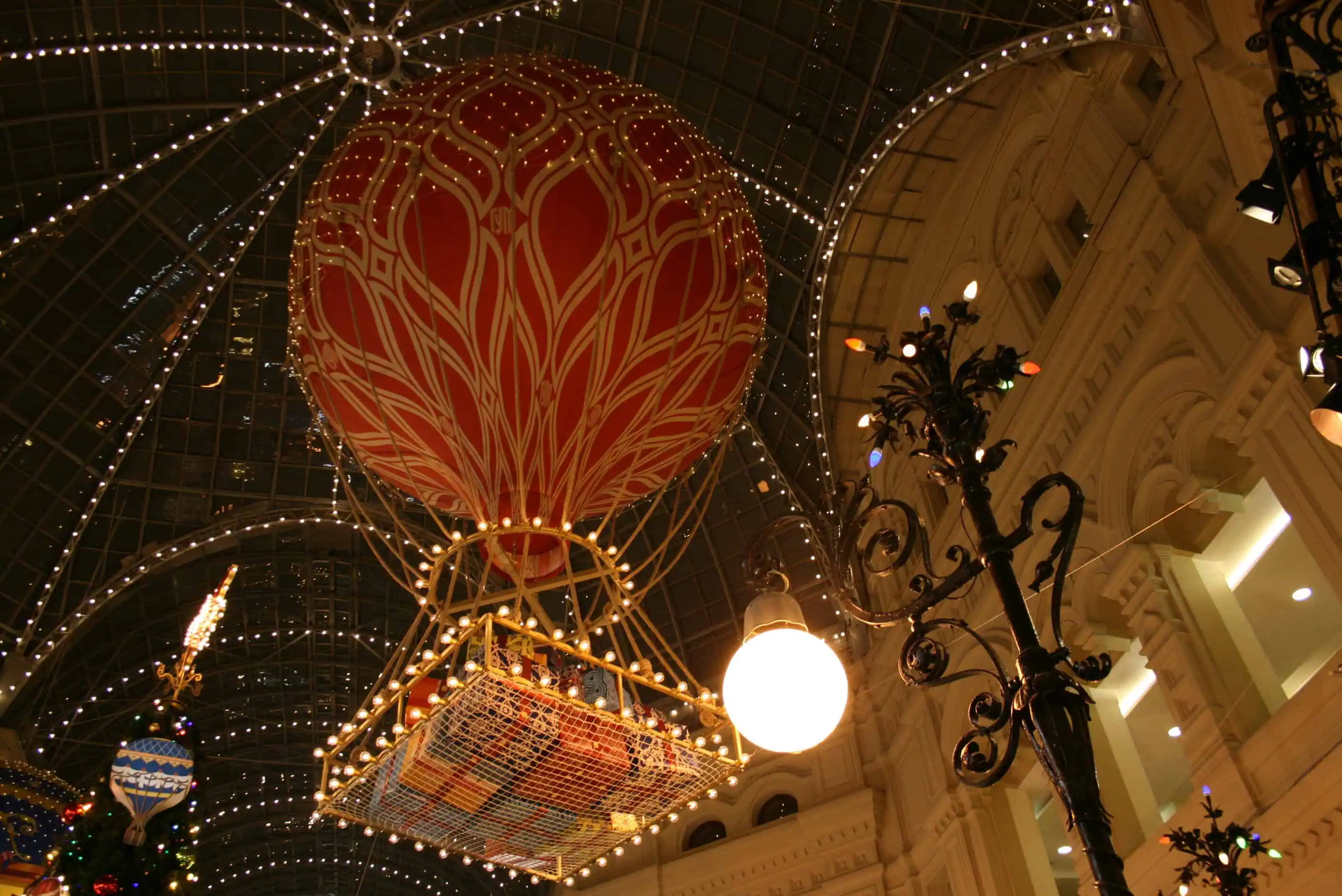 Дирижабль в ГУМе