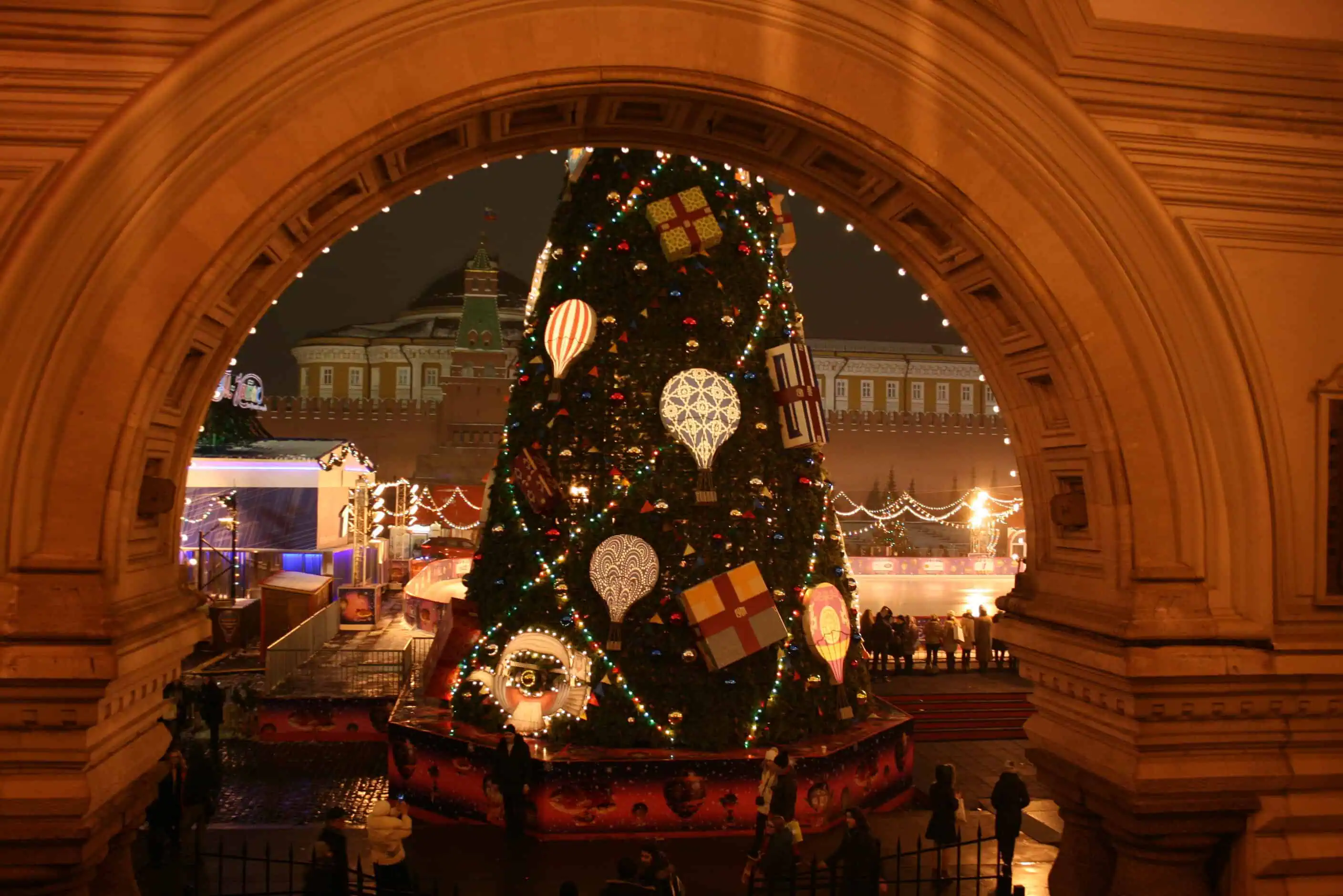 Выход на Красную площадь к катку из ГУМа