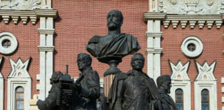 Памятник Основателям Российских ежлезных дорог около Царской башни Казанского вокзала