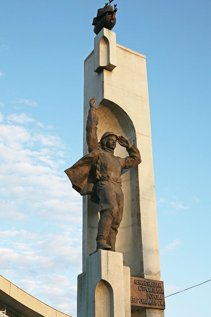 Памятник бам. Северобайкальск памятник строителям БАМА. Памятник БАМОВЦАМ В Северобайкальске. Памятник первопроходцам БАМА В Северобайкальске. Памятник БАМ Улан Удэ.