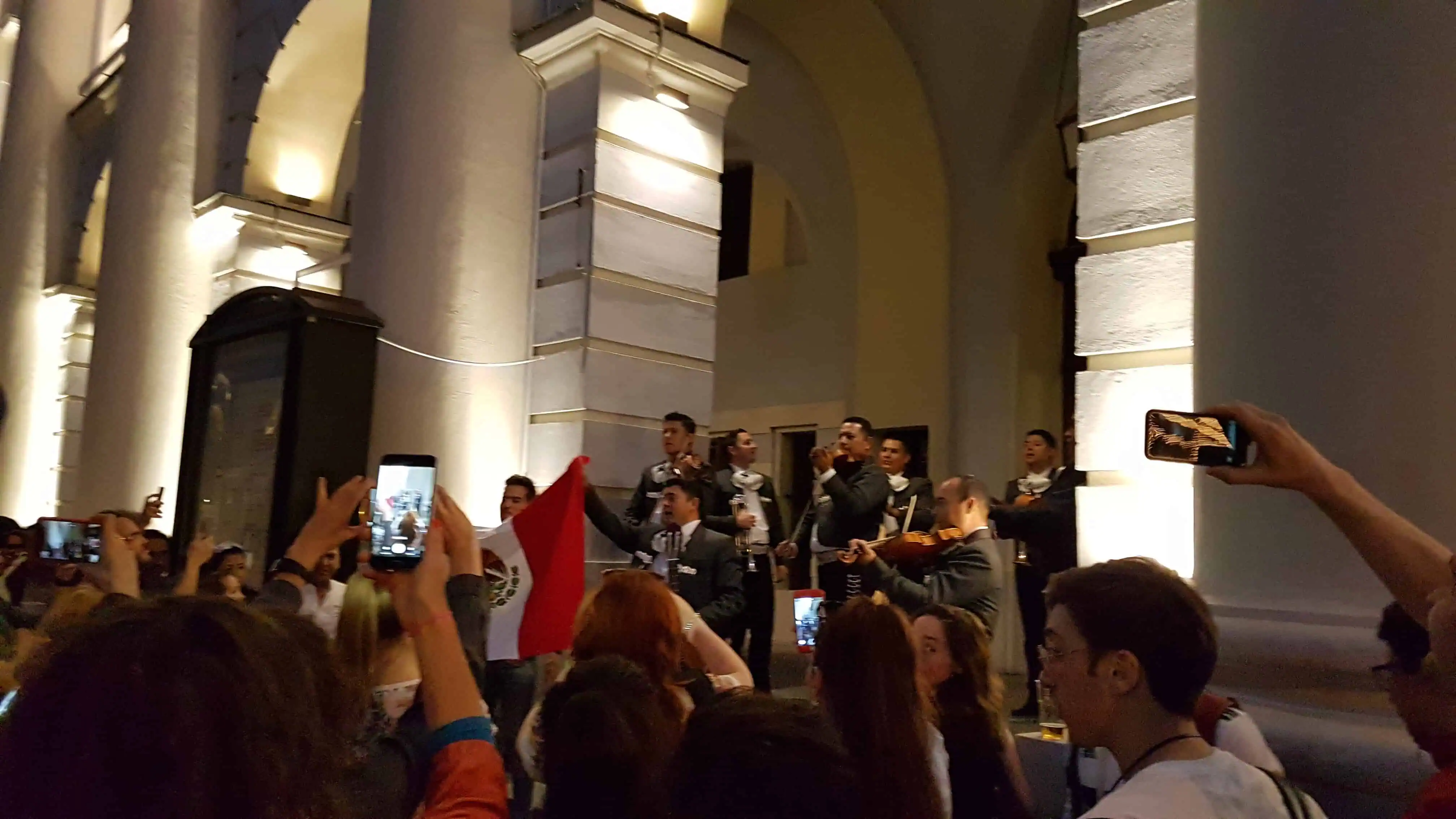 Мексиканский ансамбль поет песни у входа в Мексиканский дом на ЧМ 2018 (на Ильинке)