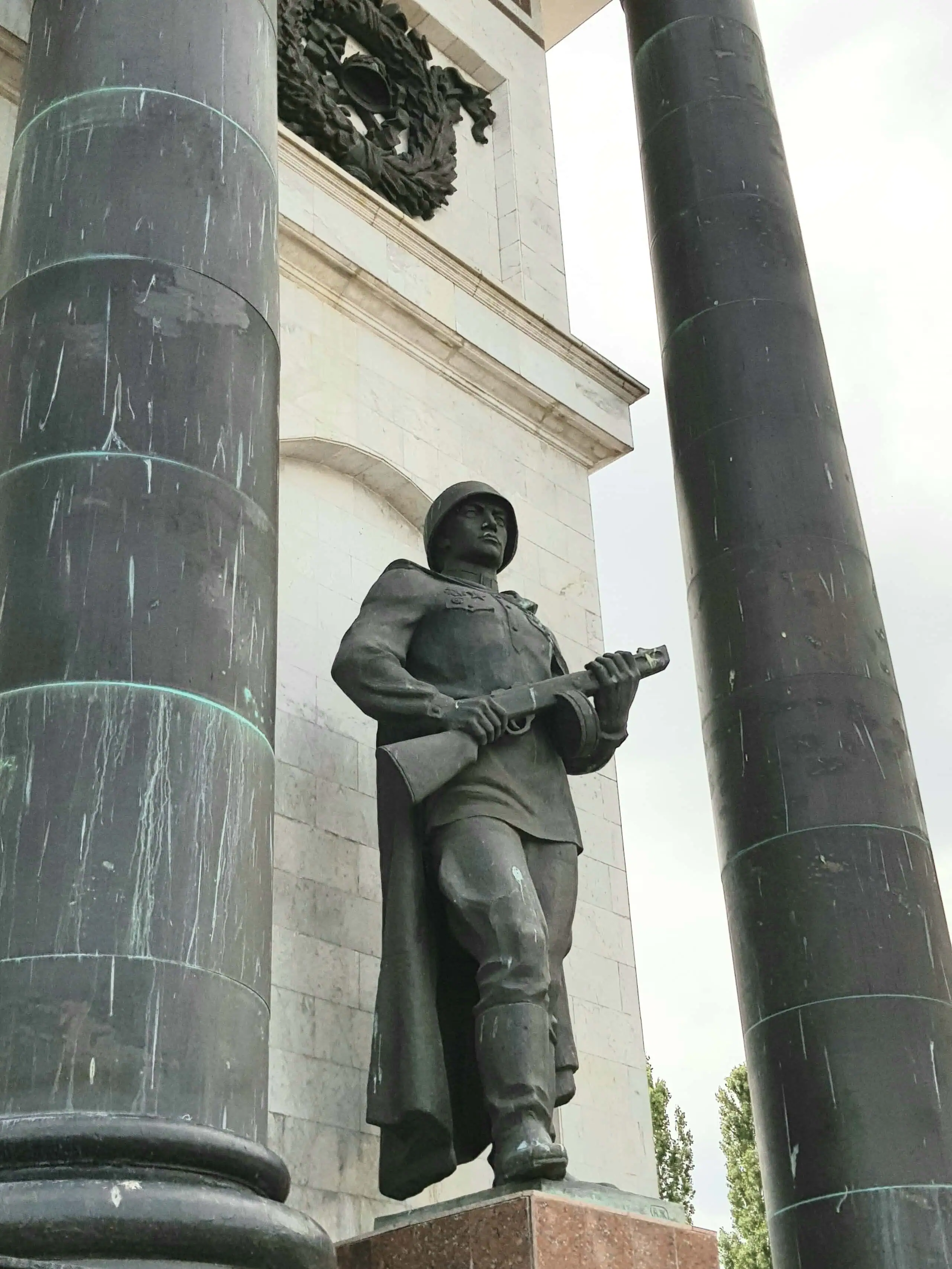 Мемориал Курская битва. Фрагмент. Фигура солдата Великой Отечественной войны