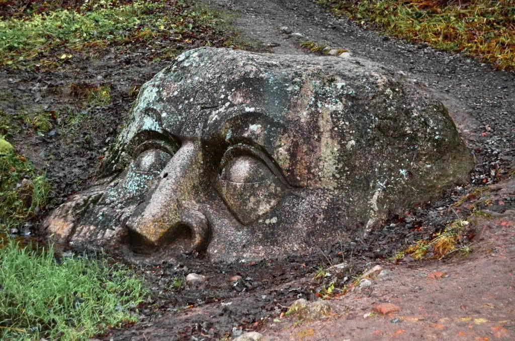 Огромная голова в парке Сергиевка (Петергоф)