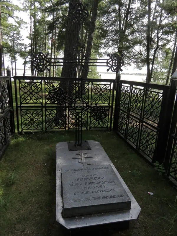 mogila marii menshikovoi v berezovo_park_pushkina