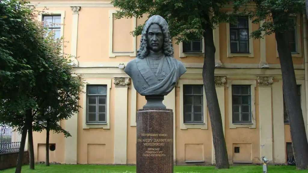 pamiatnik_menshikovu_okolo_menshikova_dvortsa_na_vasilievskom_ostrove