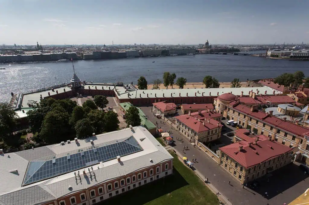 Вид со смотровой башни колокольни Петропавловского собора