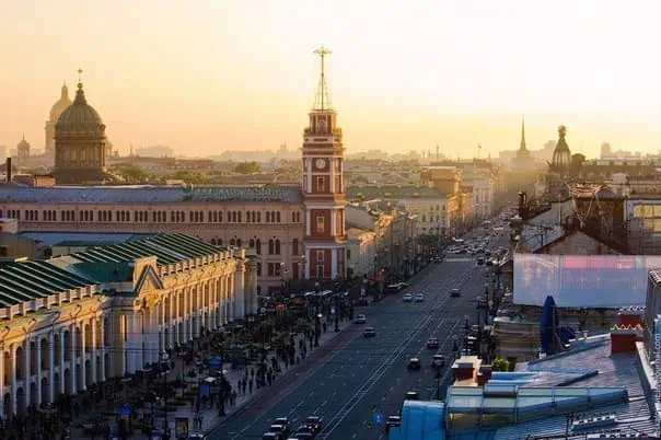 Смотровая площадка. Думаская башня (красного цвета) на Невском проспекте