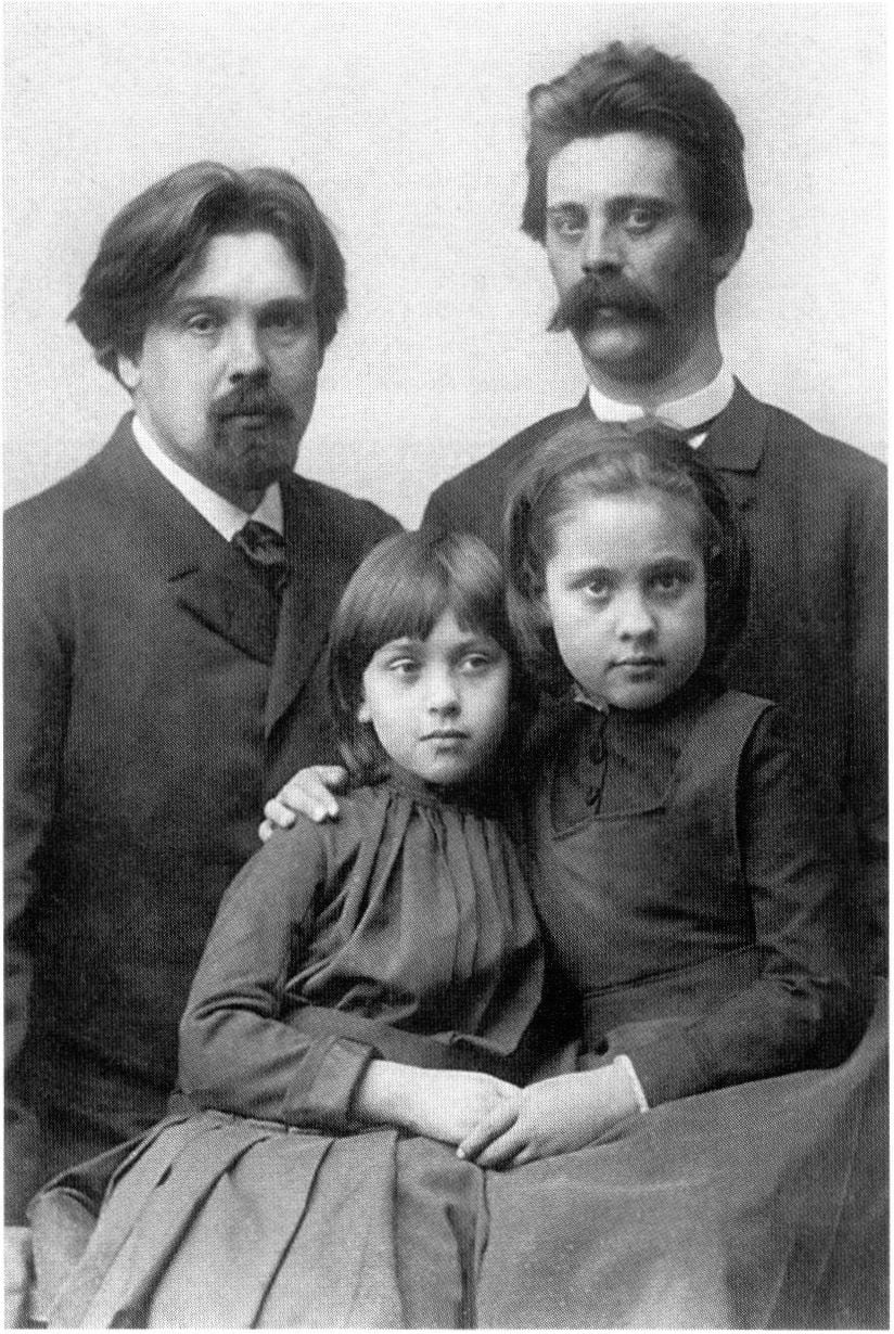 Фотография Василия Сурикова с братом и дочерями