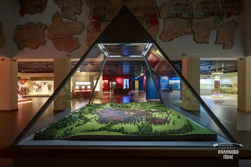 Экспозиция боя на Куликовом поле внутри музейного комплекса Куликово поле в деревне Моховое