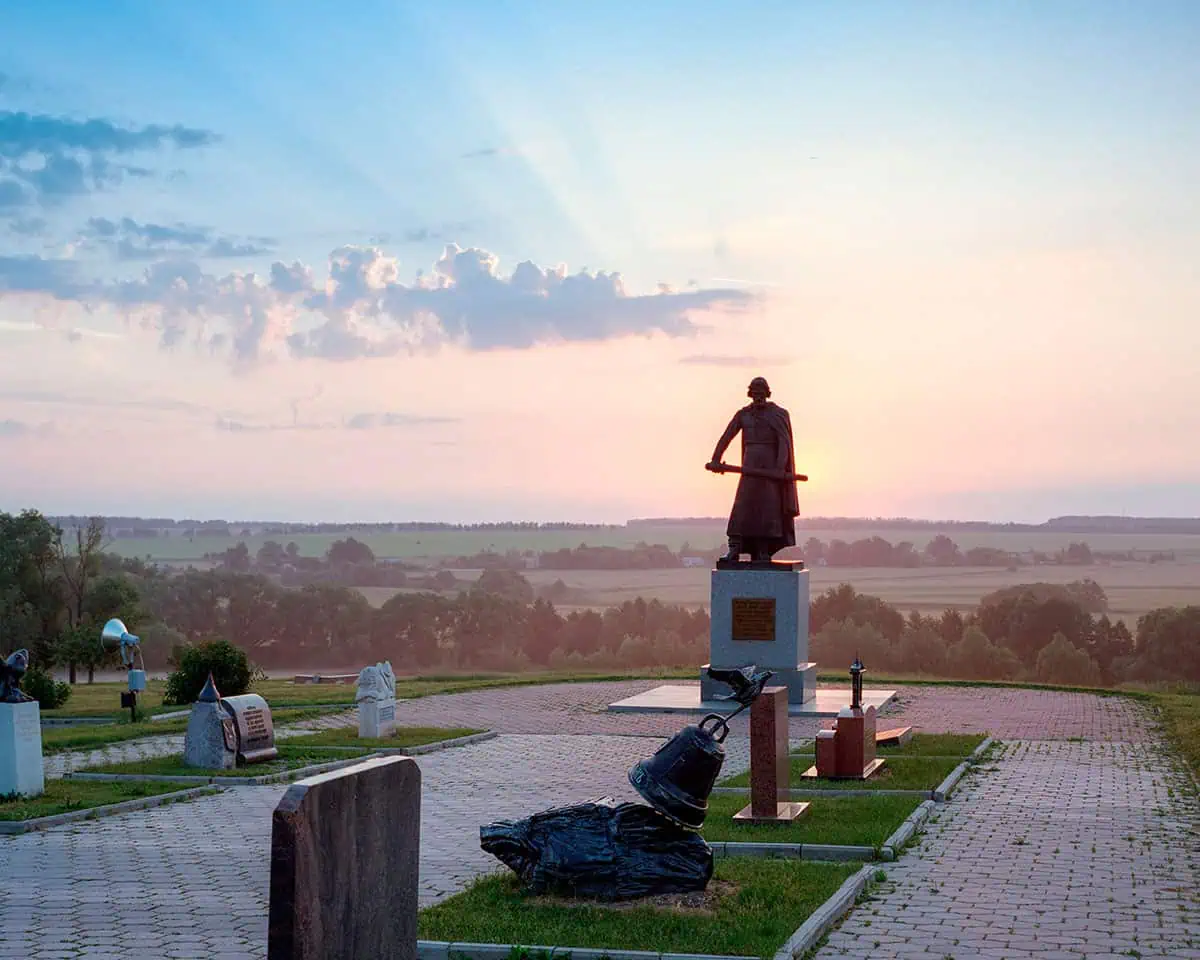 Куликово поле близ Монастырщина. Аллея городов и земель принимавших участие в битве