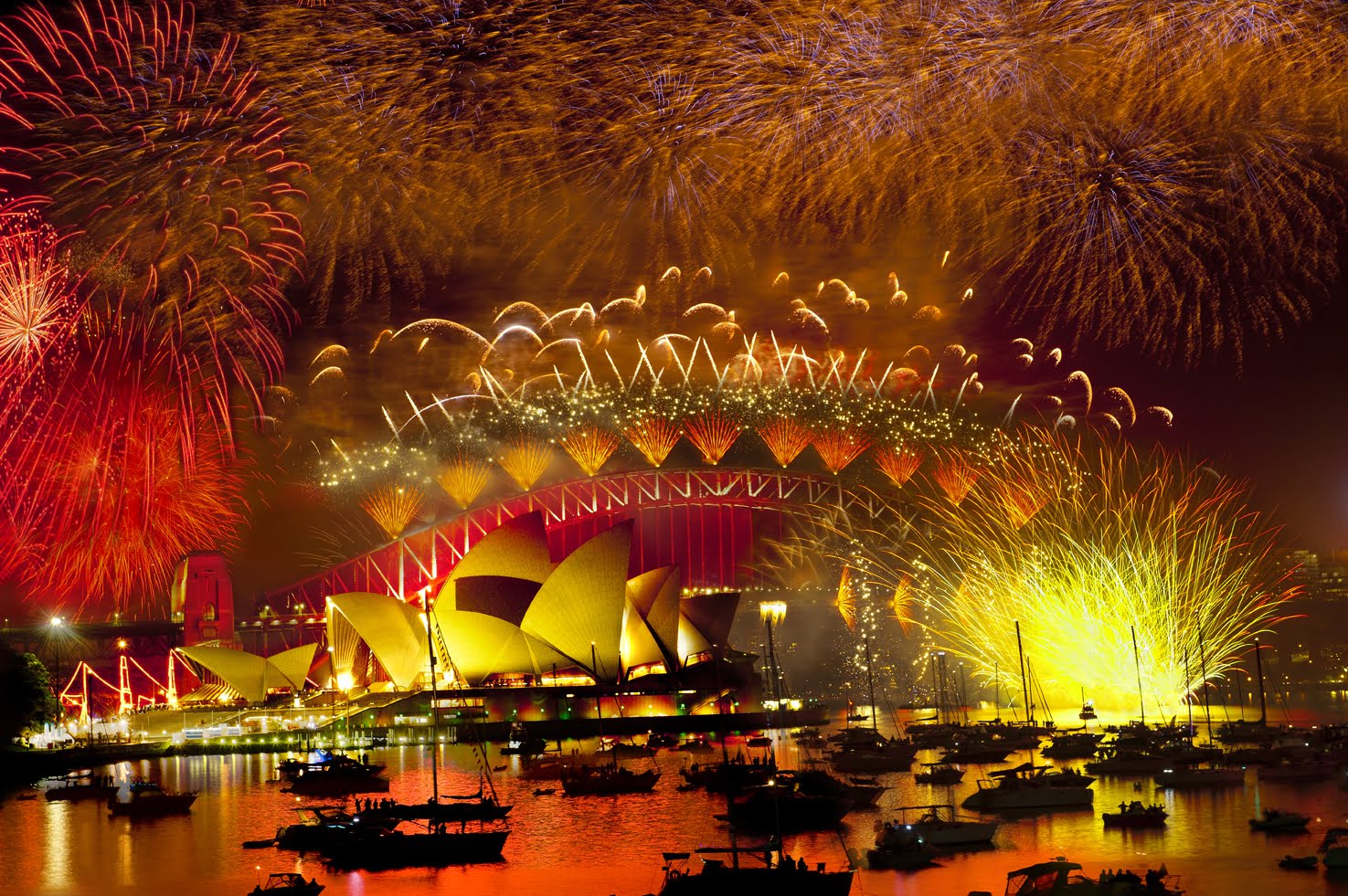 Новогодний салют в Сиднее на фоне Оперы Сиднея