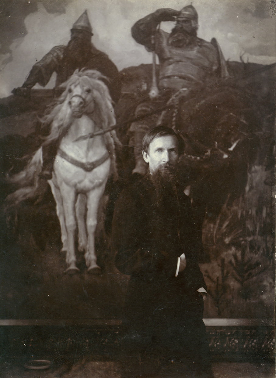 Виктор Васнецов около картины «Богатыри». Москва. 1897. Фотография