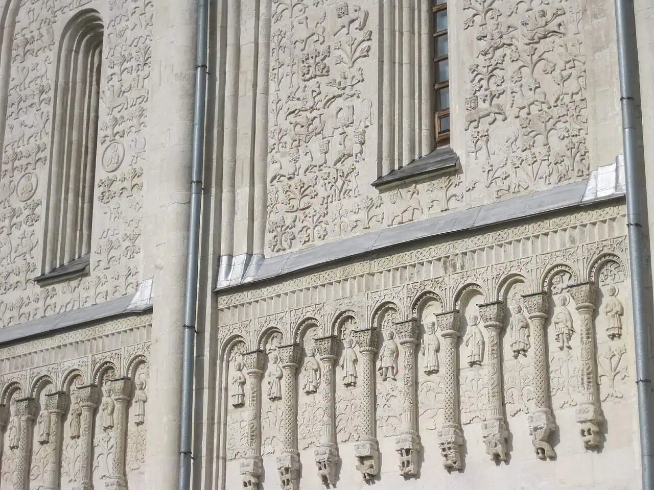 Резьба Дмитровского собора