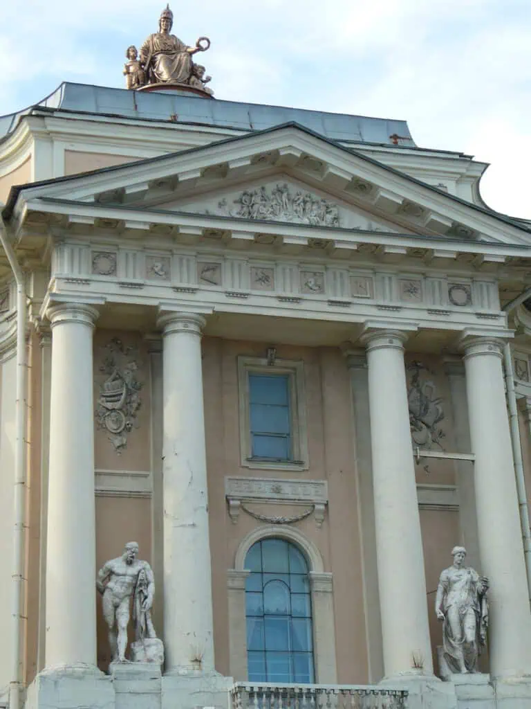 фасад академии художеств с гераклом и флорой Фарнезскими