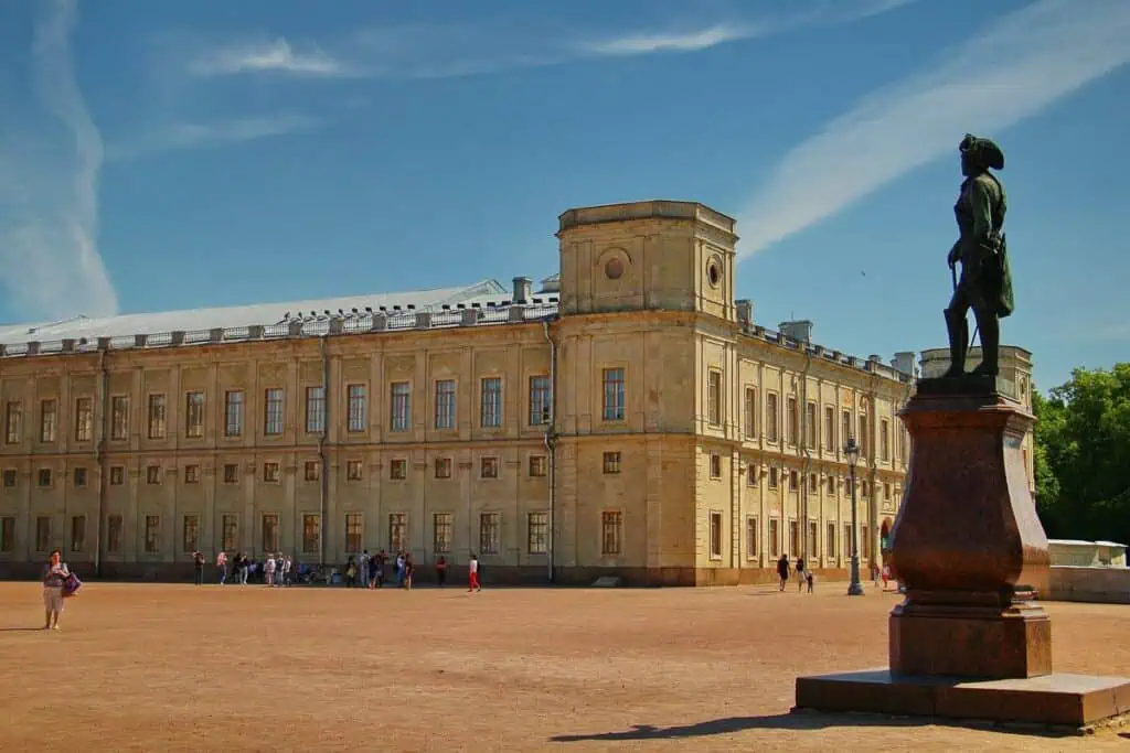 gatchinskiy_dvorec_i_pamiatnik_pavlu_pervomu