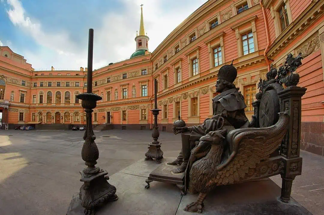 skulpturniy_pamiatnik_pavla_pervogo_v_mihailovskom_zamke