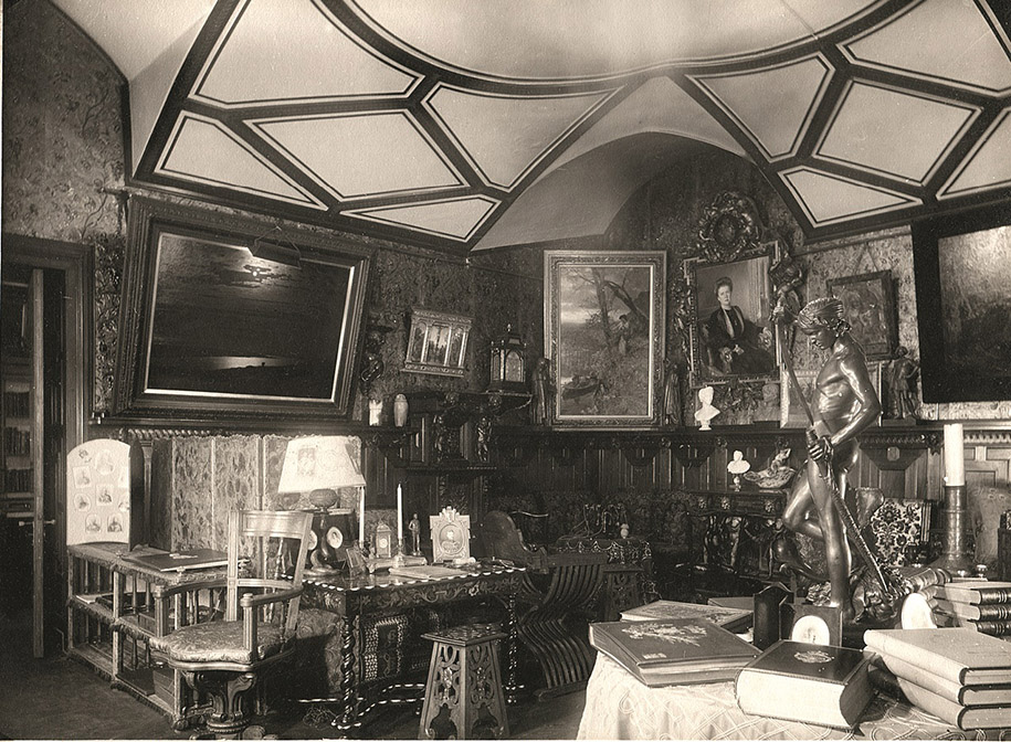 Приёмный кабинет (ореховая гостиная Великого князя Константина Константиновича в Мраморном дворце). Фотография. 1910-е